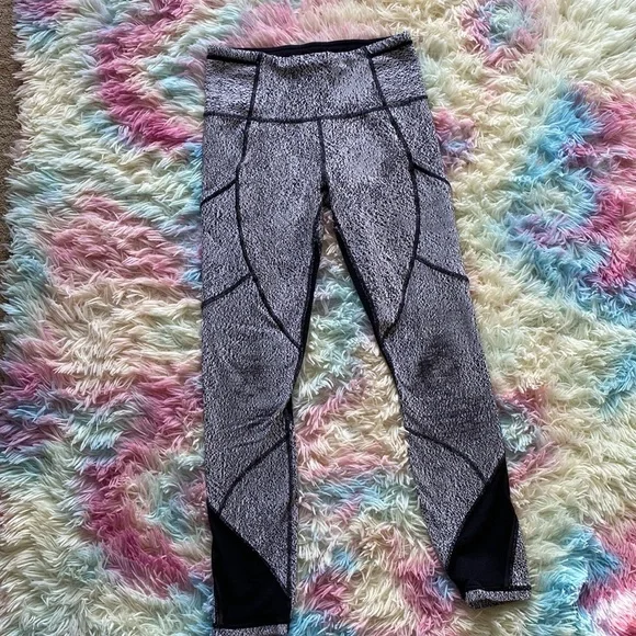 ✨Lululemon Athletica Outrun Tight Sz 4✨ - Picture 4 of 10
